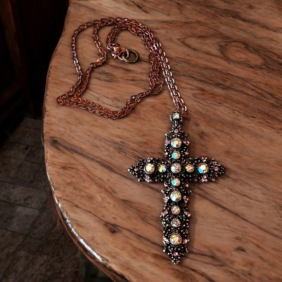 Cross pendant pink and clear rhinestones in a warm rose stainless steel setting - Picture 7 of 15